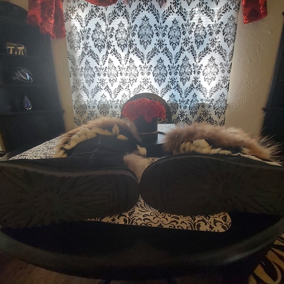 Smaibulun UGG Black and Brown Fur Boots - Picture 8 of 16
